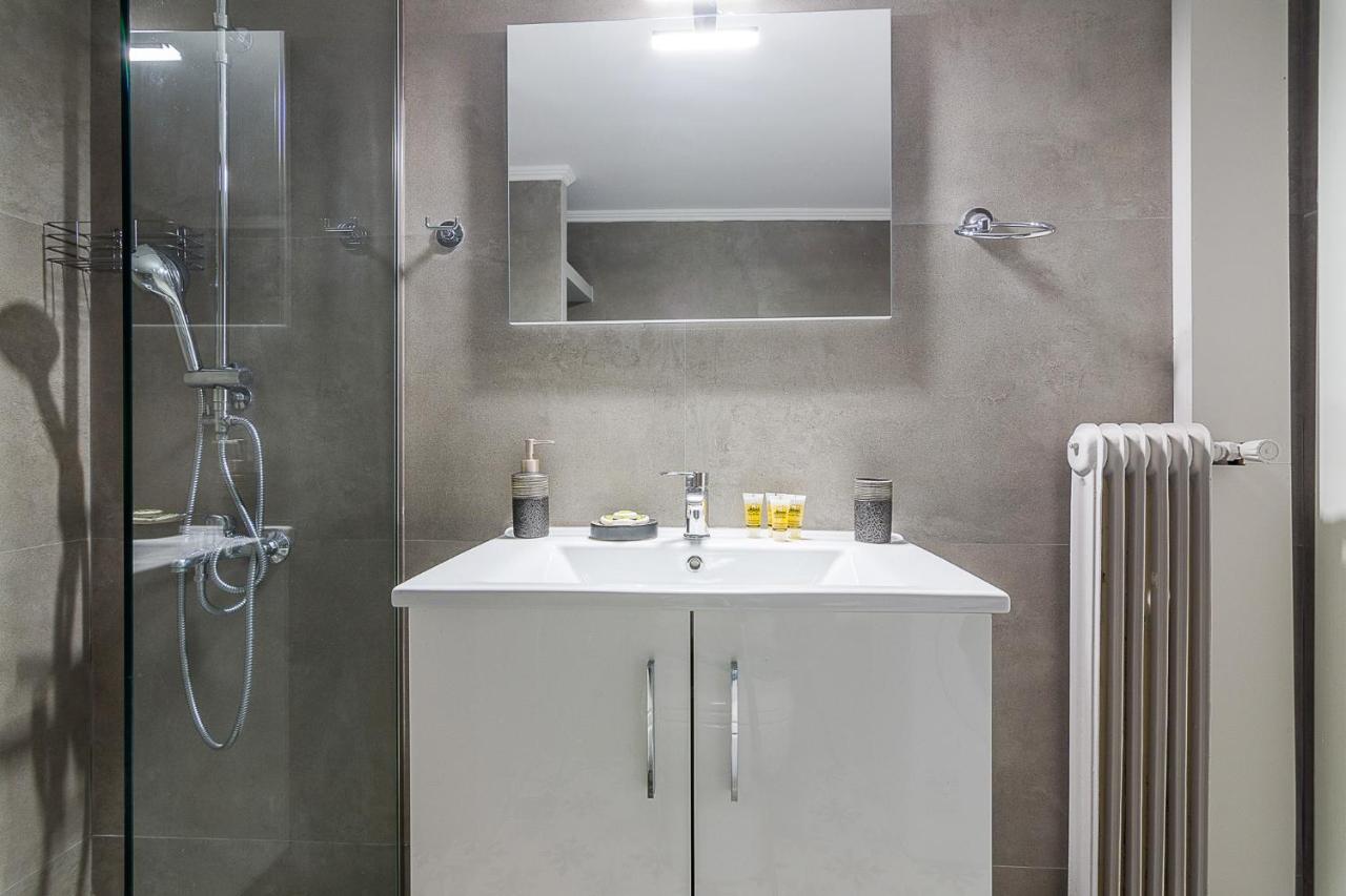 A Modern 2-Bedroom Apartment Near Areios Pagos Athens Ngoại thất bức ảnh